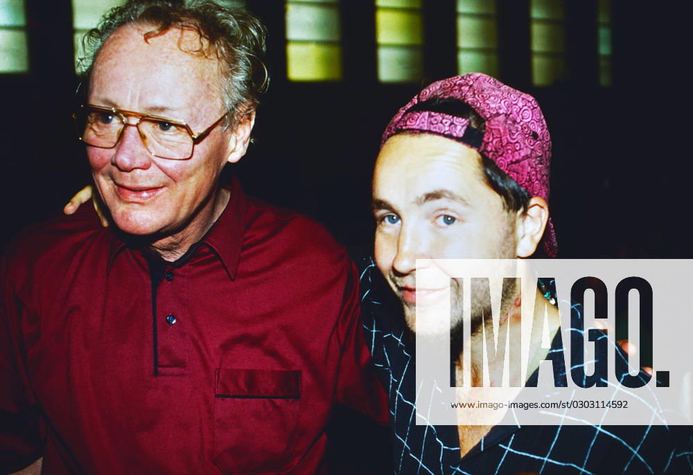 Nigel Kennedy, britischer Violinist (rechts), mit Klaus Tennstedt, Chefdirigent des NDR Sinfonieorchesters in Hamburg, Deutschland um 1989.