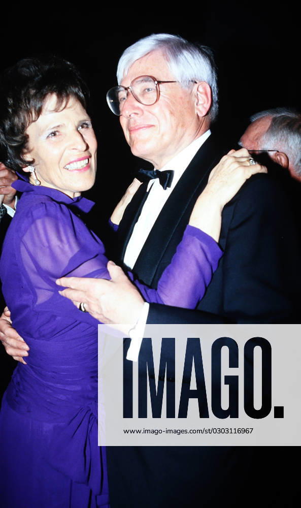 Christian Schwarz Schilling, deutscher Politiker und Unternehmer, bem Tanz mit Ehefrau Marie Luise auf einer Abendveranstaltung, Deutschland um 1992.