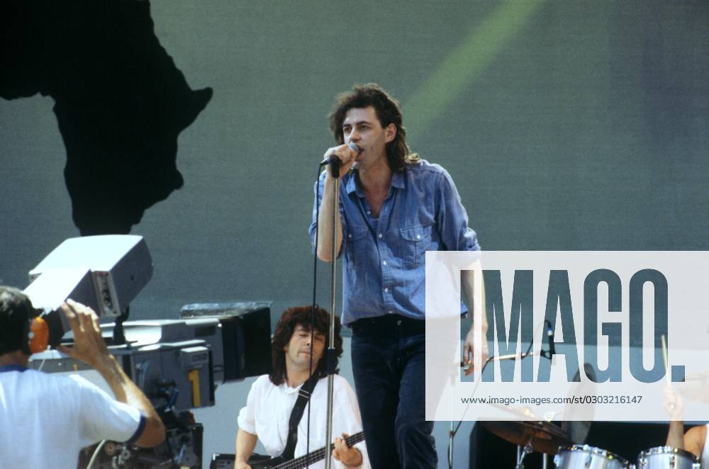 LIVE AID - Bob Geldof - Lead singer of the irish punk rock band The Boom Town Rats . Organiser of the charity concert Live Aid - 13th July, Wembley Stadium. Performing on stage. Date: 13.07.1985., Credit:Photoshot Avalon United Kingdom, London