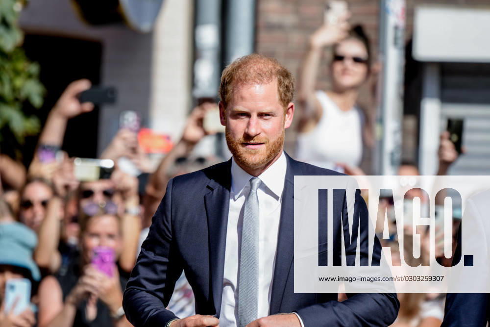 Reception of the city of Duesseldorf in the run-up to the Invictus Games at the city hall Prince Harry, Duke of Sussex in portrait upon arrival in the caucus courtyard of the city hall in Duesseldorf and fans in the background for the reception of the host city Duesseldorf at the beginning of the Invictus Games 2023, Duesseldorf, 09 09 2023 Duesseldorf North Rhine Westphalia Germany