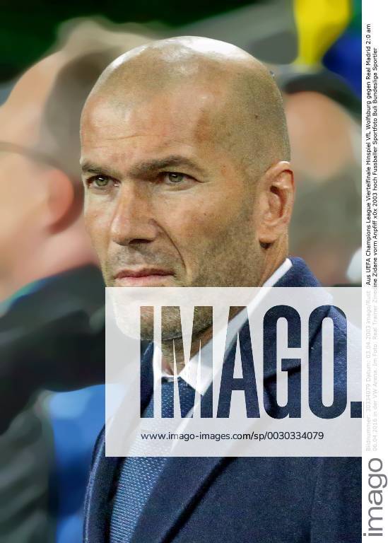 Aus UEFA Champions League Viertelfinale Hinspiel VfL Wolfsburg gegen Real Madrid 2:0 am 06.04.2016 in der VW Arena. Im Foto: Real Trainer Zinedine Zidane vorm Anpfiff