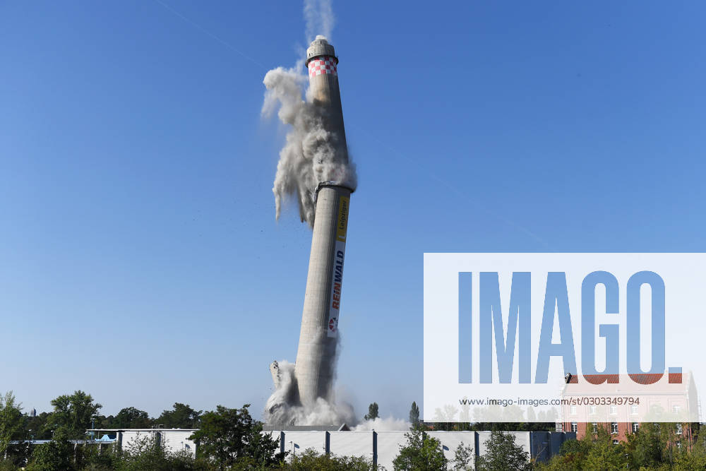 Chimney blasting in Leipzig, on the premises of the Leipzig public utility, Arno Nitzsche Straße, a chimney from the 1980s is blown up 10 09 2023 blasting of the chimney of the Leipzig public utility 10 09 2023 Leipzig Sachse Germany premises Leipzig public utility