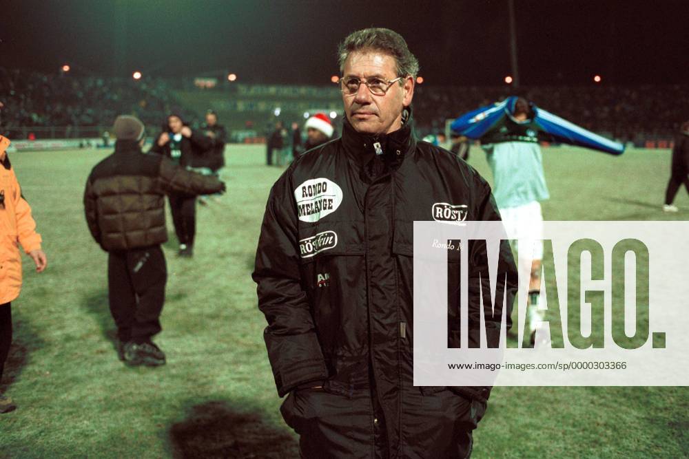 Trainer Eberhard Vogel (1. FC Magdeburg) Fußball Herren Oberliga Nordost-Süd, Saison 2000 2001, DFB-Pokal, Pokalspiel: 1. FC Magdeburg Einzelbild Ernst-Grube-Stadion Magdeburg