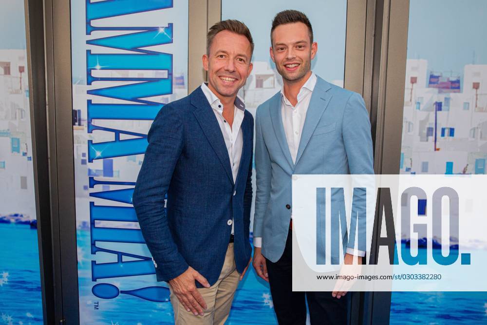 AMSTERDAM - Michael van Hoorne and new partner on the blue carpet during the premiere of Mamma Mia!, the updated version of the musical. ANP WESLEY DE WIT netherlands out - belgium out