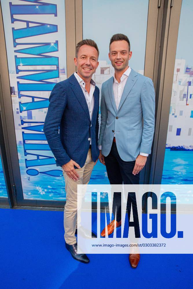 AMSTERDAM - Michael van Hoorne and new partner on the blue carpet during the premiere of Mamma Mia!, the updated version of the musical. ANP WESLEY DE WIT netherlands out - belgium out