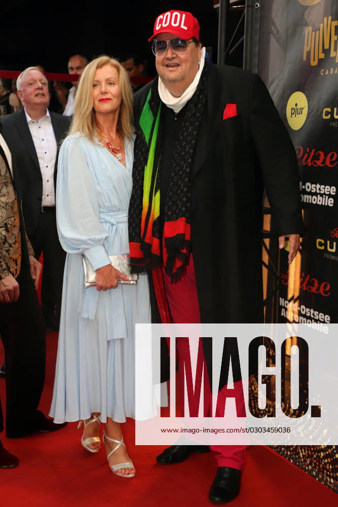 Andreas Ellermann with girlfriend Ilka at the 50th anniversary gala of the powder keg cabaret on the red carpet Ilka is 45 years old and Danish Hamburg, the 10 09 2023 Andreas Ellermann with girlfriend Ilka at the 50th anniversary gala of the powder keg cabaret on the red carpet Ilka is 45 years old and Danish , Hamburg St Pauli Hamburg Germany 50th anniversar