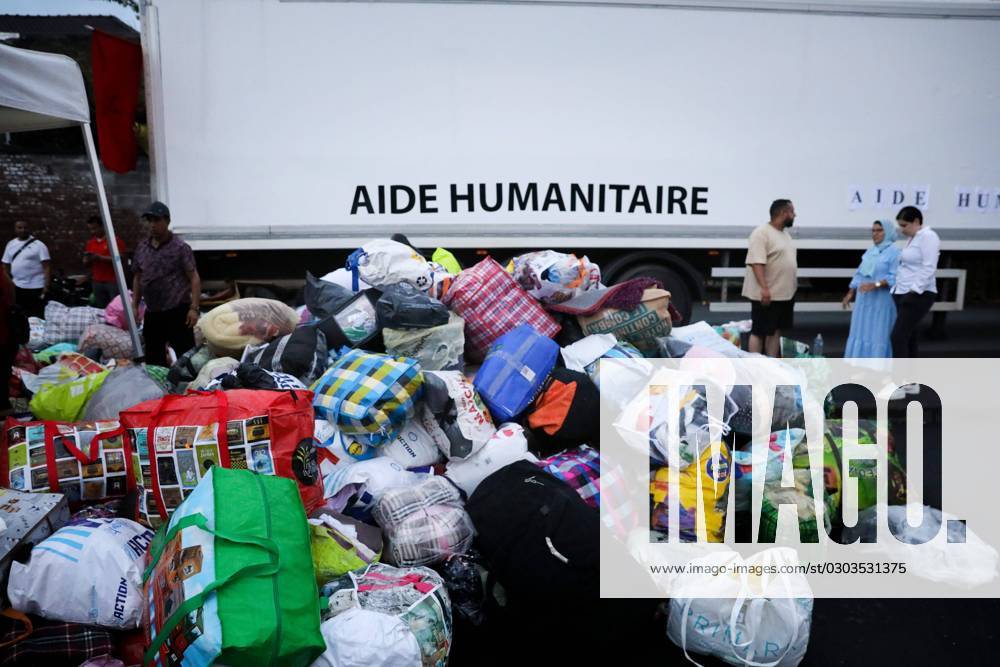 Aide humanitaire pour le Maroc PHOTOPQR VOIX DU NORD Thierry Thorel ; 11 09 2023 ; Roubaix - Le 11 septembre 2023 - L aide humanitaire s organise dans la metropole lilloise , ici des benevoles chargent un semi remorque de dons humanitaires - Photo : Thierry Thorel La Voix du Nord - France, Roubaix Sept 11 2023 Humanitarian aid for Morocco Hauts de France France
