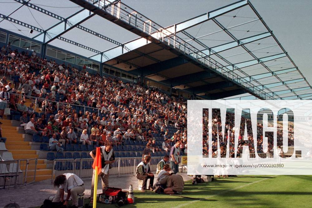 Fußball, Stadiongeschichte Arminia Bielefeld Die Haupttribüne der Bielefelder Alm nach dem Neubau mit noch nicht fertiggestellter Dachkonstruktion Fußball 1. BL Herren Saison 1996 97, Spielstätte Arminia Bielefeld, Totale Almstadion Bielefeld