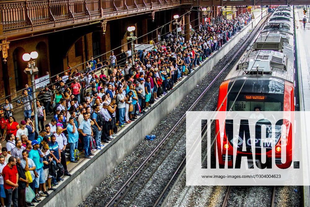 Daily Life In Sao Paulo, Brazil Passengers crowd the Estacao da Luz platform in Sao Paulo, Brazil, on September 13, 2023 Sao Paulo Brasil Brazil