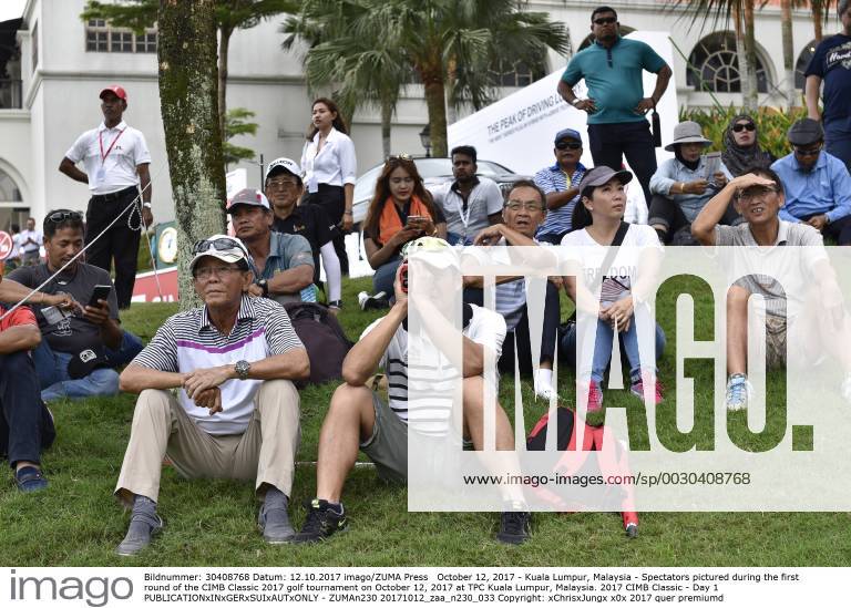 Kuala Lumpur, Malaysia - Spectators pictured during the first round of the CIMB Classic 2017 golf tournament on October 12, 2017 at TPC Kuala Lumpur, Malaysia. 2017 CIMB Classic - Day 1 - ZUMAn230 20171012_zaa_n230_033