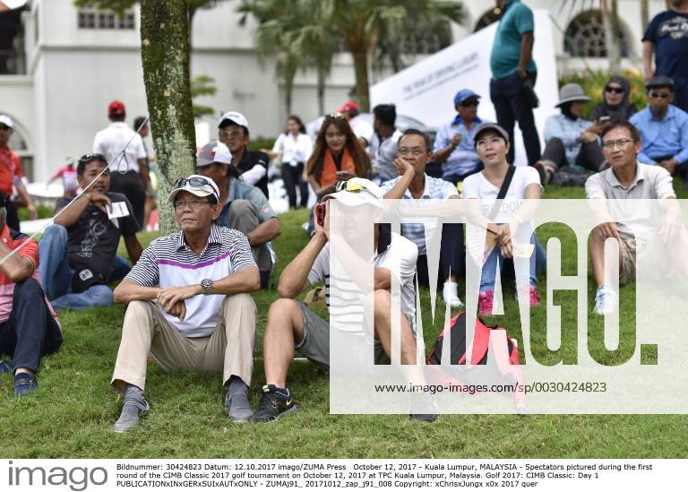 Kuala Lumpur, MALAYSIA - Spectators pictured during the first round of the CIMB Classic 2017 golf tournament on October 12, 2017 at TPC Kuala Lumpur, Malaysia. Golf 2017: CIMB Classic: Day 1 - ZUMAj91_ 20171012_zap_j91_008