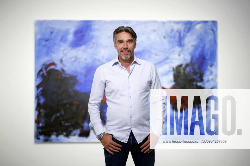Ex tennis player and Olympic champion Michael Stich at an exclusive shoot in front of his paintings in the exhibition Beyond Fame The Art of the Stars at the NRW Forum Düsseldorf Düsseldorf, 15 09 2023 NRW Germany