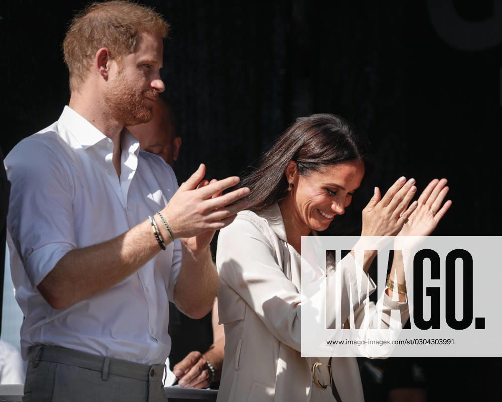 Bilder des Jahres 2023, Entertainment 09 September Entertainment Themen der Woche KW37 Harry and Meghan at the swimming medals ceremony, Invictus Games Day 7, Düsseldorf, Germany Düsseldorf, Germany, 16th Sep 2023. Meghan, the Duchess of Sussex and Prince Harry, the Duke of Sussex attend the swimming medals ceremony on stage in the Invictus Village and hand out medals to several of the winners. Day 6 of the Invictus Games Düsseldorf in and around the Merkur Spiel Arena. 21 nations participate in the games this year., Credit:Imageplotter Avalon