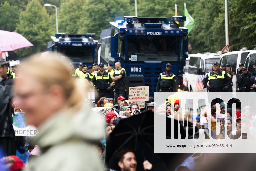 THE HAGUE - Protest by climate activists on the A12. Action group Extinction Rebellion blocked the highway in The Hague for the ninth day in a row in protest against government regulations that support the fossil industry. ANP JEROEN JUMELET netherlands out - belgium out
