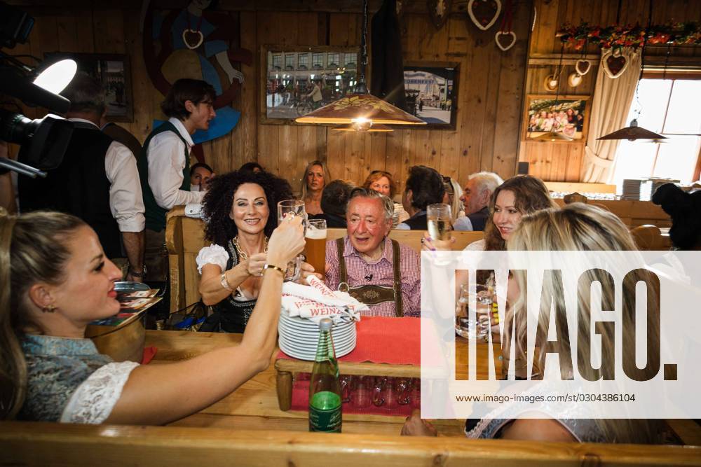 Munich, GER, On the road in Munich, Oktoberfest 2023, local sight, in the picture Richard Lugner, Mausi,