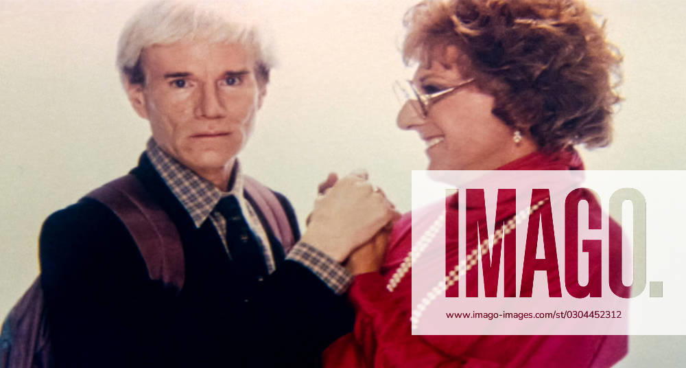 Andy Warhol and Dustin Hoffman USA. Andy Warhol and Dustin Hoffman in a scene from the (C)Columbia Pictures movie : Tootsie (1982). Plot: Michael Dorsey, an unsuccessful actor, disguises himself as a woman in order to get a role on a trashy hospital soap. LMK110-J10202-150923