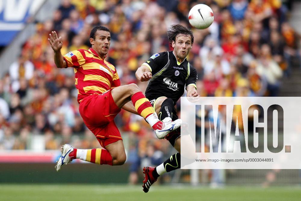 Vittorio Hilton (Lens, li.) gegen Steve Savidan (Valenciennes) - (pan21738) Fußball Herren Ligue 1 2007 2008, 1. Französische Liga, RC Lens - Valenciennes FC Gruppe Lens Dynamik, Fußball Herren Ligue 1 2007 2008, 1. Französische Liga, RC Lens - Valenciennes FC Gruppe Lens Dynamik,