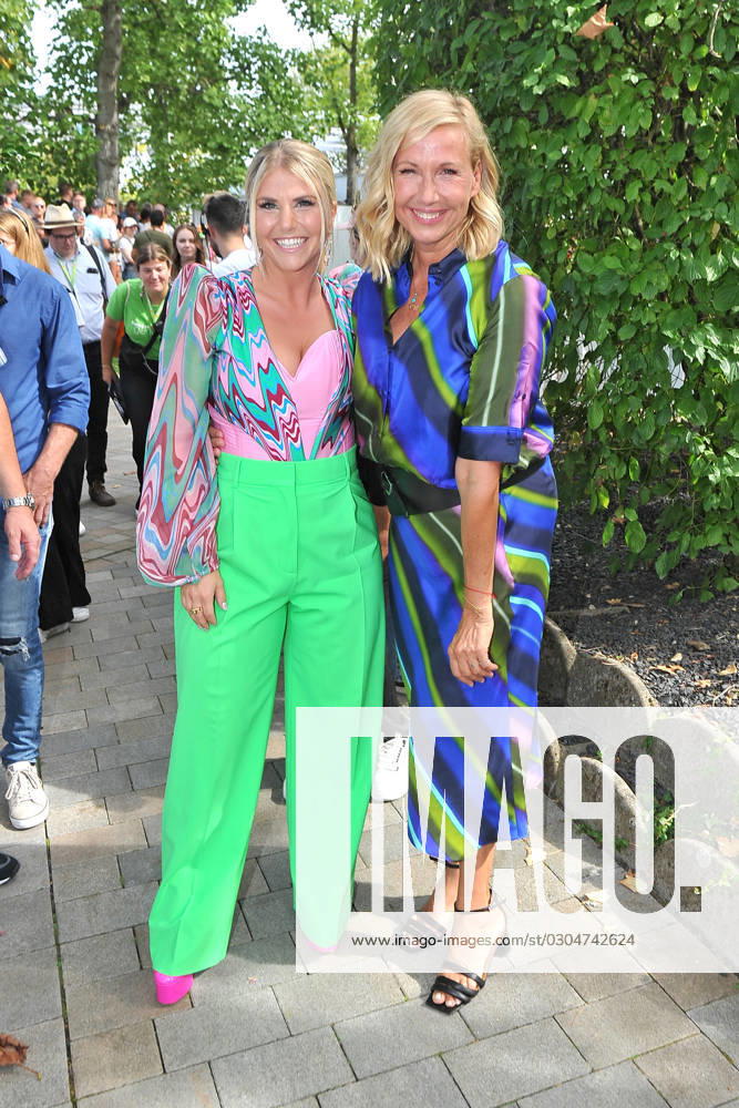 ZDF Fernsehgarten singer Beatrice Egli and host Andrea Kiwi Kiewel during the ZDF entertainment show Fernsehgarten on 17 09 2023 in Mainz 20230917MWI102176