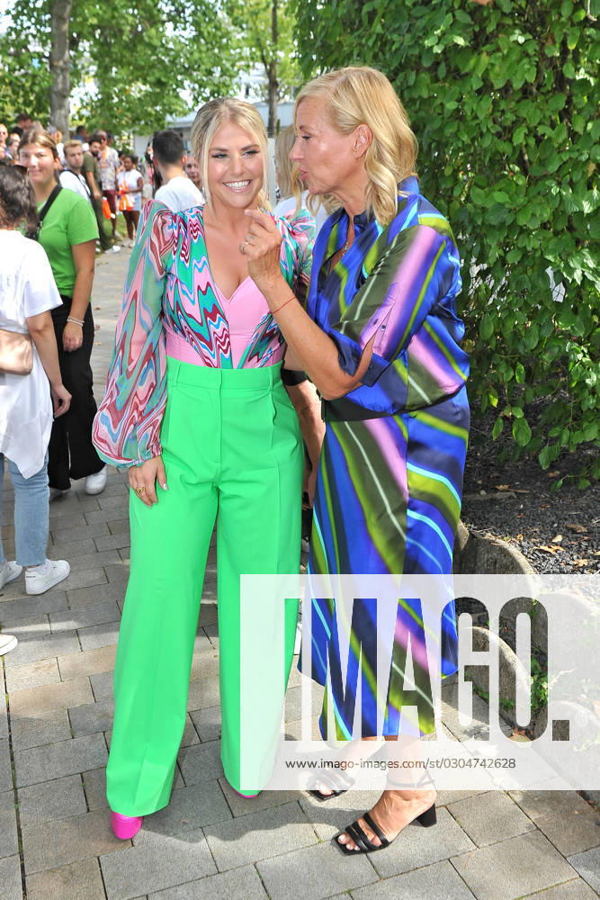 ZDF Fernsehgarten singer Beatrice Egli and host Andrea Kiwi Kiewel during the ZDF entertainment show Fernsehgarten on 17 09 2023 in Mainz 20230917MWI102185