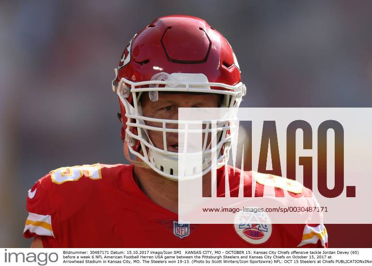 KANSAS CITY, MO - OCTOBER 15: Kansas City Chiefs offensive tackle Jordan Devey (65) before a week 6 NFL American Football Herren USA game between the Pittsburgh Steelers and Kansas City Chiefs on October 15, 2017 at Arrowhead Stadium in Kansas City, MO. The Steelers won 19-13. (Photo by Scott Winters Icon Sportswire) NFL: OCT 15 Steelers at Chiefs Icon171015166