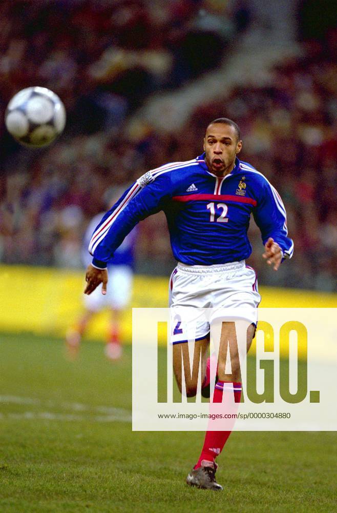Thierry Henry (Frankreich) Fußball Länderspiel Herren Freundschaftsspiel 2001, Nationalmannschaft, Nationalteam, Nationaltrikot Einzelbild Stade de France Paris Dynamik,