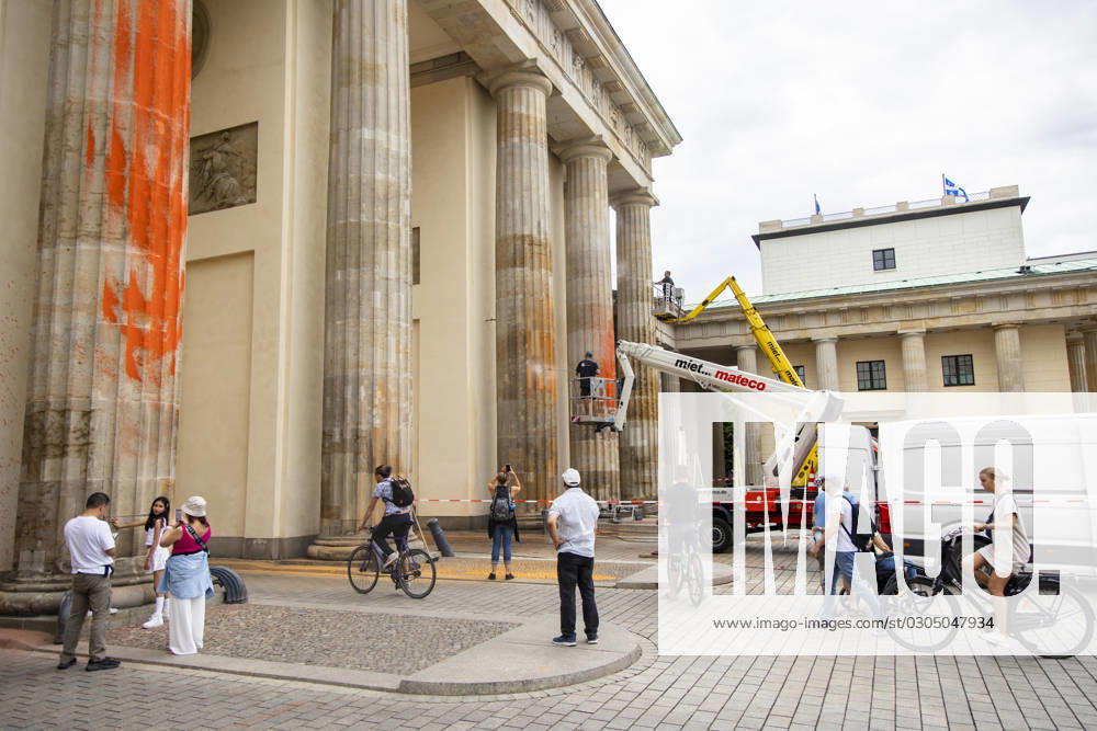 Street blockade Last Generation 18 09 2023, Berlin Germany Workers clean the Brandenburg Gate with high pressure water in Berlin on 18 September 2023 Yesterday activists of the Last Generation had