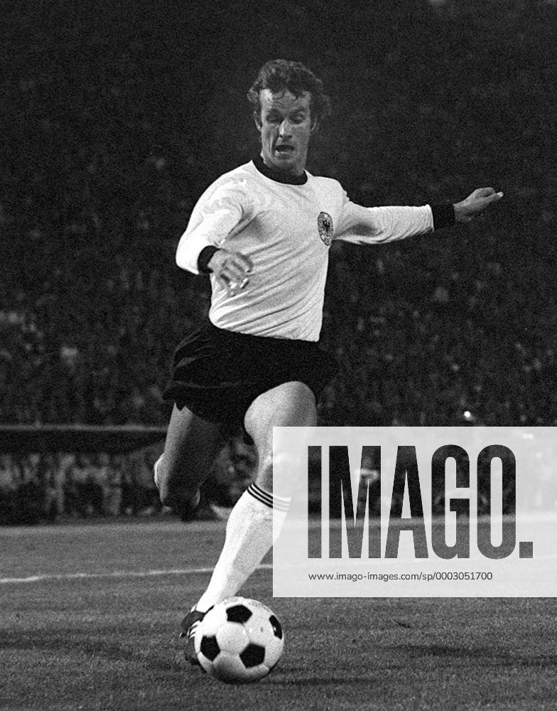 Rainer Bonhof (BR Deutschland) am Ball Fußball Länderspiel Herren EM 1976, Nationalmannschaft, Nationaltrikot Halbfinale BRD, Vneg Vsw Einzelbild Belgrad Dynamik, Fußball Länderspiel Herren EM 1976, Nationalmannschaft, Nationaltrikot Halbfinale BRD, Vneg Vsw Einzelbild Belgrad Dynamik,