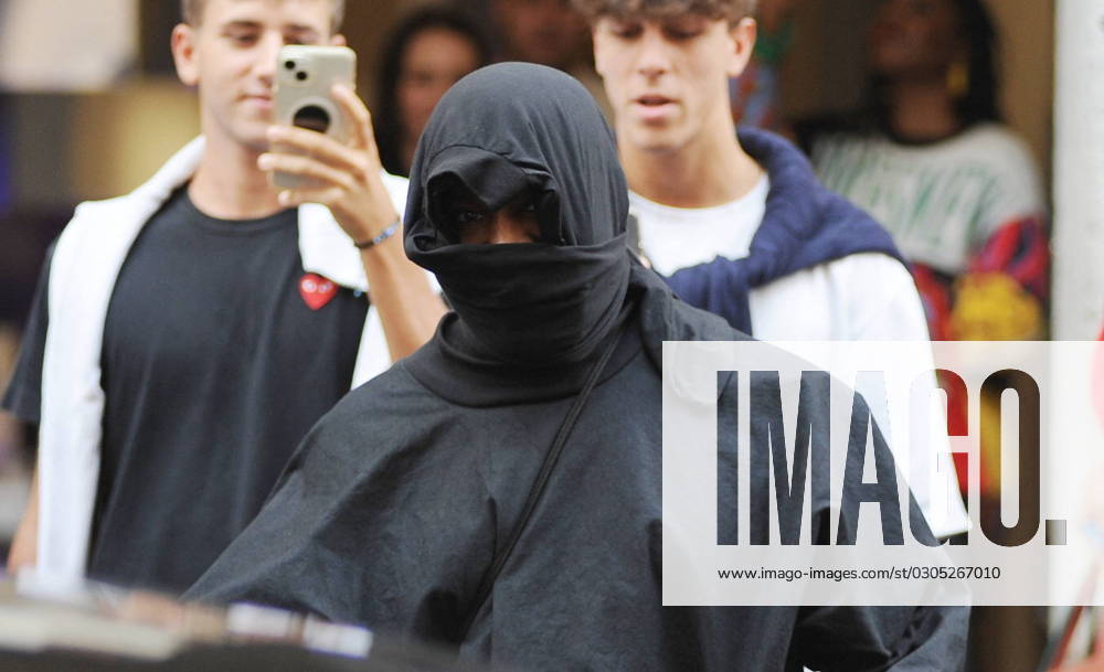- Milan, 22-09-2023 Kanye West leaves the Zanotti showroom in via Montenapoleone, where a huge crowd awaits him to get a souvenir photo MILAN -