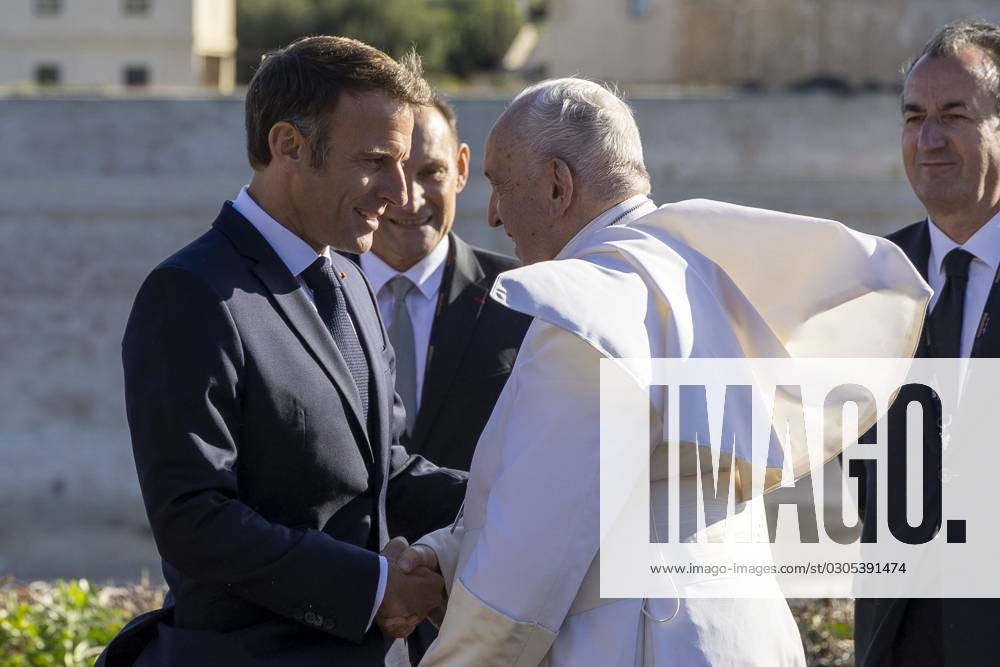 KW38 Visite du Pape Francois a Marseille ( Pope Francis ) - Emmanuel Macron PHOTOPQR LA PROVENCE Frederic SPEICH ; Marseille ; 23 09 2023 ; Le President de la Republique Emmanuel MACRON accueille le Pape FRANCOIS au palais du Pharo Le souverain pontife effectue une visite de deux jours a Marseille axee sur la Mediterranee et la migration Pool PQR Frederic SPEICH Pool PQR - Marseille welcomes Pope Francis for a historic visit from September 22 to 23. Marseille BdR France