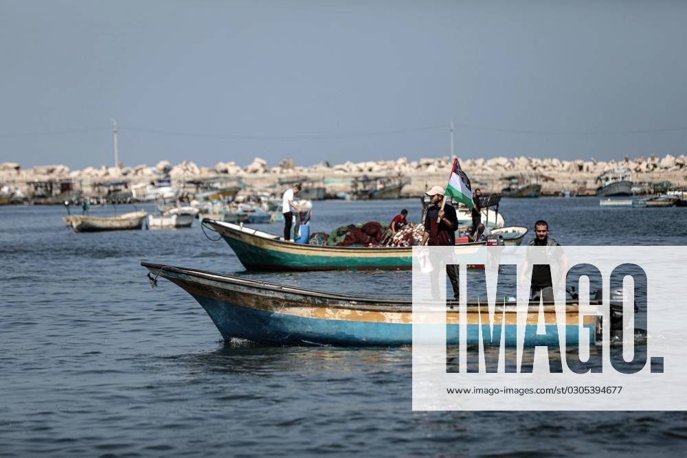Palestinians take part in a protest demanding the lifting of the Israeli blockade on Gaza, at the Gaza City seaport on September 23, 2023. The United Nations warns of an economic crisis in the West Bank and Gaza Strip that could worsen the security situation and threaten regional stability. This warning appears in a report published by the United Nations envoy to the Middle East, Tor Wennesland. The population of Gaza, numbering 2.3 million, has been suffering from the Israeli siege that has continued for more than 16 years. Gaza City Palestine - ZUMAq100 20230922_zaa_q100_040
