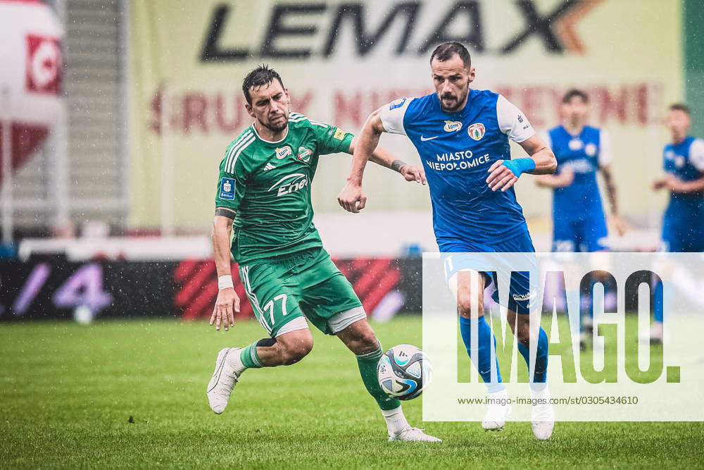 RADOM 23.09.2023 MECZ 9. KOLEJKA PKO EKSTRAKLASA SEZON 2023 24 --- POLISH FOOTBALL TOP LEAGUE MATCH: RADOMIAK RADOM - PUSZCZA NIEPOLOMICE CHRISTOS DONIS MATEUSZ CHOLEWIAK FOT. Kacper Pacocha 400mm NEWSPIX.PL --- Newspix.pl 062_PAC_0552