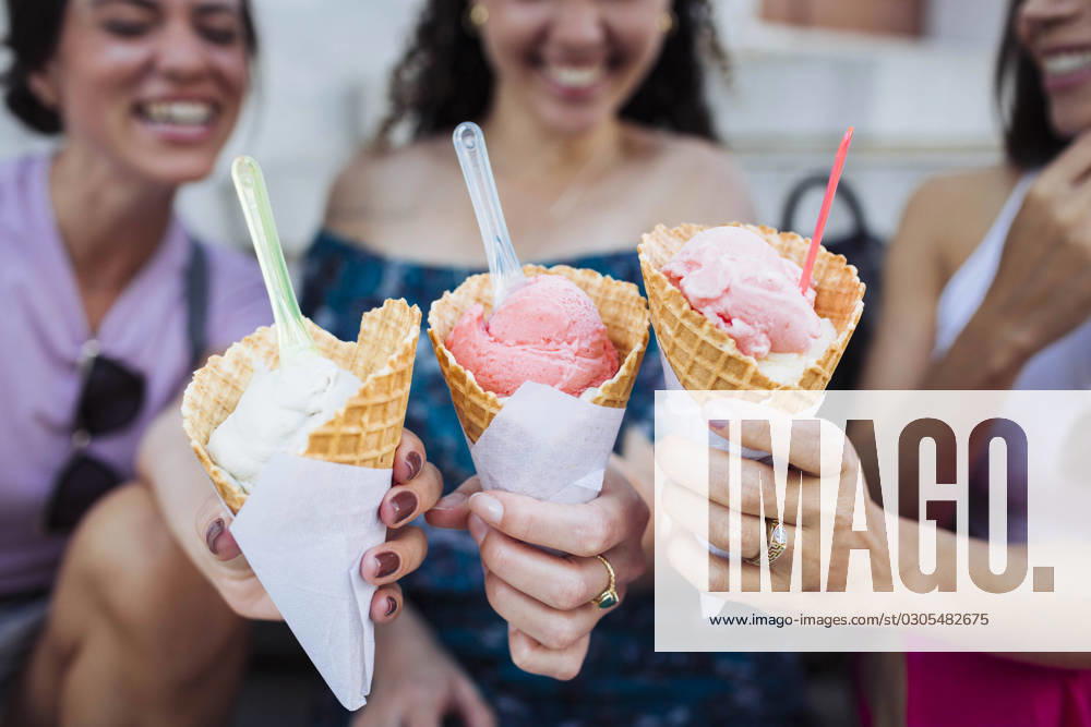 Happy friends holding ice cream cones model released, Symbolfoto, DCRF01856