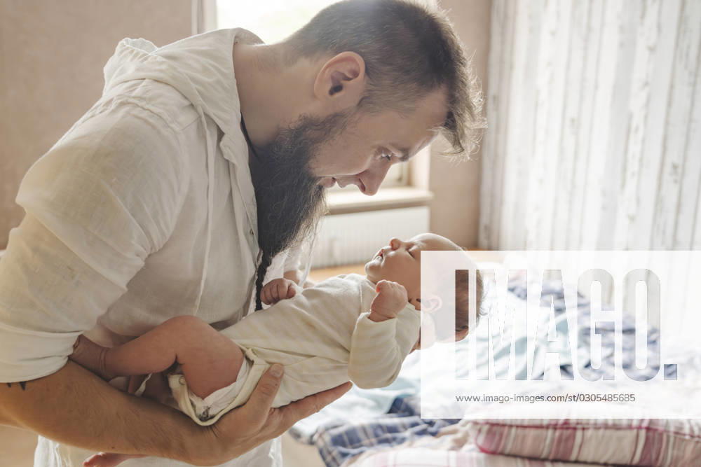 Father carrying sleeping daughter near bed at home model released, Symbolfoto property released, IHF01678