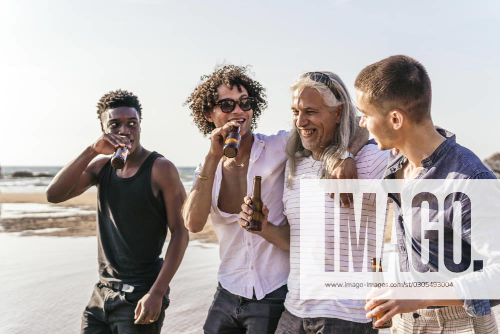 Happy multi-ethnic friends having beer and spending leisure time at beach model released, Symbolfoto, PBTF00144