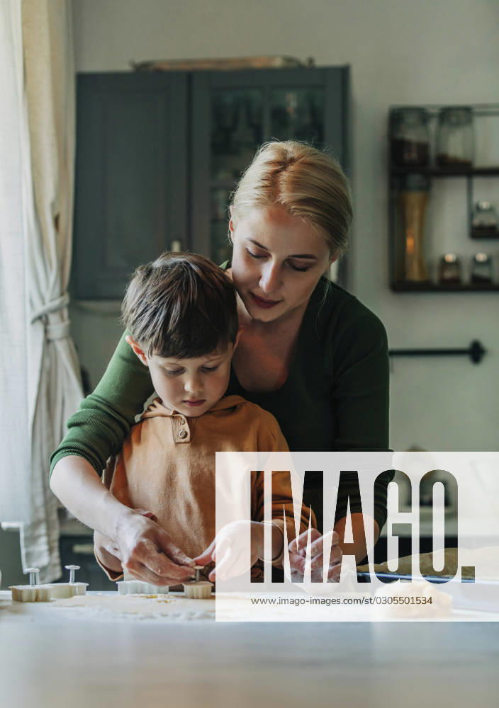 Mother and son preparing gingerbread cookies in kitchen model released, Symbolfoto property released, VSNF01336