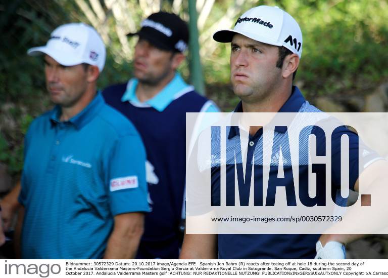 Spanish Jon Rahm (R) reacts after teeing off at hole 18 during the second day of the Andalucia Valderrama Masters-Foundation Sergio Garcia at Valderrama Royal Club in Sotogrande, San Roque, Cadiz, southern Spain, 20 October 2017. Andalucia Valderrama Masters golf !ACHTUNG: NUR REDAKTIONELLE NUTZUNG!