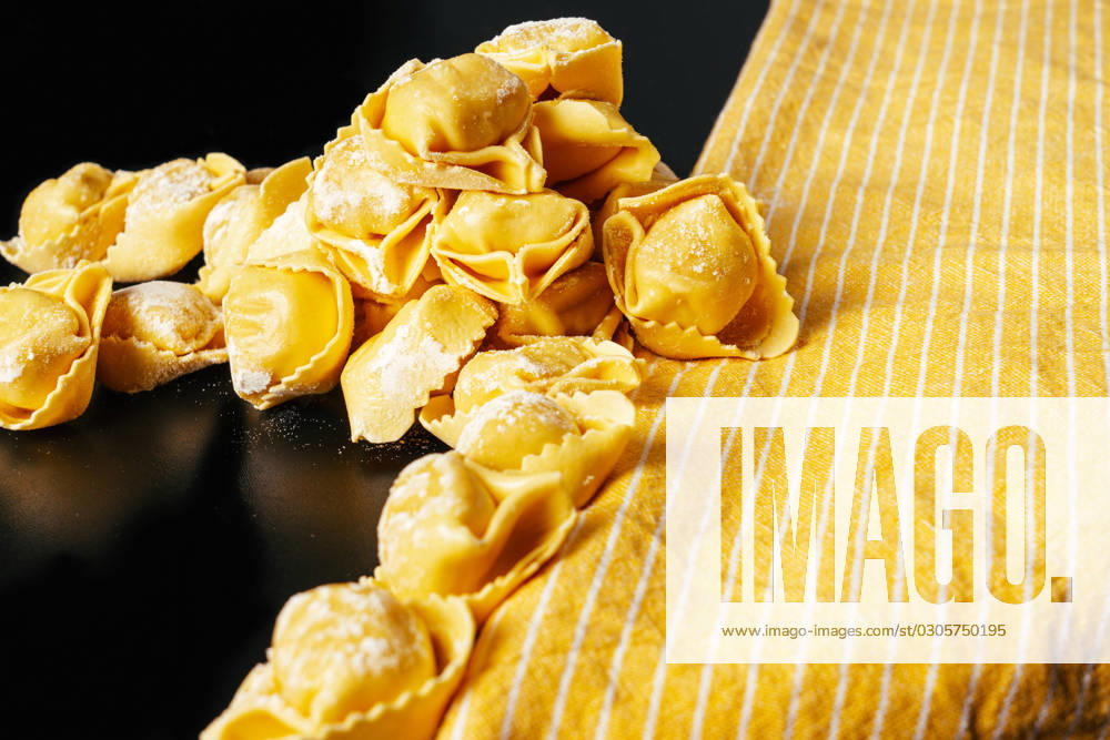 Drying the ravioli so that they are fresh Vitoria-Gasteiz, Basque Country, Spain R_TRFV230918-1253409-01