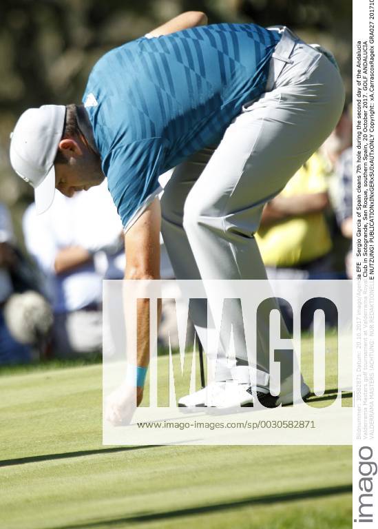 Sergio Garcia of Spain cleans 7th hole during the second day of the Andalucia Valderrama Masters golf tournament at Valderrama Royal Club in Sotogrande, San Roque, southern Spain, 20 October 2017. GOLF ANDALUCIA VALDERRAMA MASTERS !ACHTUNG: NUR REDAKTIONELLE NUTZUNG!
