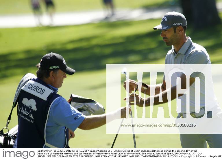 Alvaro Quiros of Spain changes golf sticks during the second day of the Andalucia Valderrama Masters golf tournament at Valderrama Royal Club in Sotogrande, San Roque, southern Spain, 20 October 2017. GOLF ANDALUSIA VALDERRAMA MASTERS !ACHTUNG: NUR REDAKTIONELLE NUTZUNG!