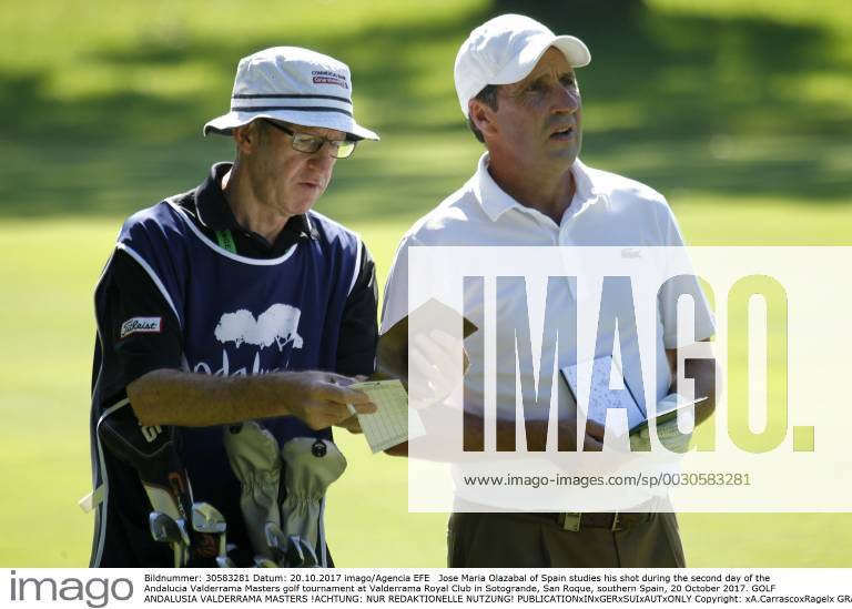 Jose Maria Olazabal of Spain studies his shot during the second day of the Andalucia Valderrama Masters golf tournament at Valderrama Royal Club in Sotogrande, San Roque, southern Spain, 20 October 2017. GOLF ANDALUSIA VALDERRAMA MASTERS !ACHTUNG: NUR REDAKTIONELLE NUTZUNG!