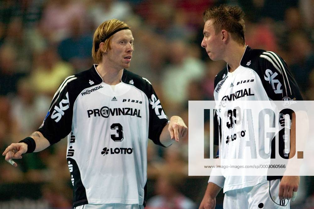 Börge Lund (li.) im Gespräch mit Filip Jicha (beide Kiel) Handball 1. BL Herren Saison 2007 2008, THW Kiel Gruppe Hamburg Handball 1. BL Herren Saison 2007 2008, THW Kiel Gruppe Hamburg