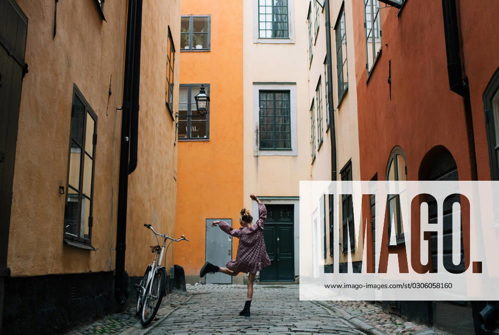Girl dancing in the streets of Gamla Stan, Stockholm Stockholm, Stockholm County, Sweden CR_RABE2309068B-1247573-01 ,model released, Symbolfoto