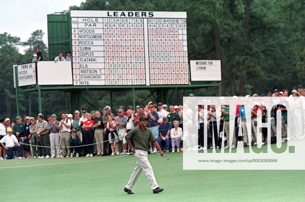 Eldrick Tiger Woods (USA) läuft als haushoch Führender gut gelaunt am Scoreboard vorbei - (AUG97041209) Golf Herren Masters Tournament 1997, PGA Tour, Totale Augusta Überlegenheit, Golf Herren Masters Tournament 1997, PGA Tour, Totale Augusta Überlegenheit,