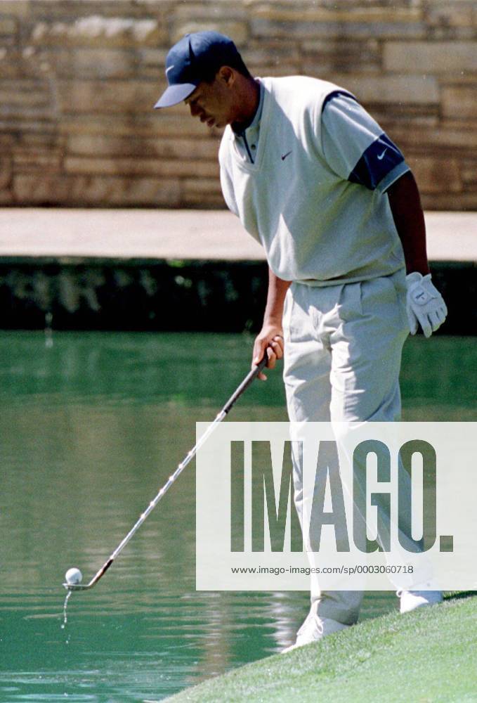 Eldrick Tiger Woods (USA) hat während des Trainings einen Ball im Wasser versenkt und holt ihn mit seinem Schläger wieder heraus - (AUG97040803) Golf Herren Masters Tournament 1997, PGA Tour, Training Einzelbild Augusta Golf Herren Masters Tournament 1997, PGA Tour, Training Einzelbild Augusta