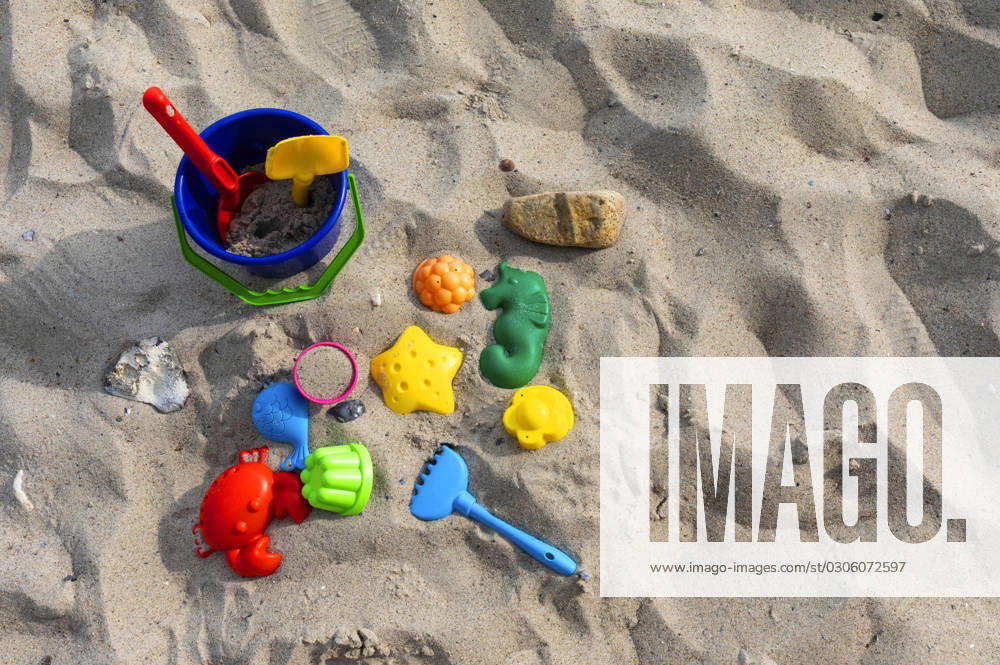 Sand toys Numerous people spend their summer vacations on sandy beaches As destinations for mass tourism, beaches often offer a variety of opportunities for relaxation, sports swimming, sunbathing and fun for children Symbol photo, symbol image Kellenhusen, 26 09 2023 Foto:xB.xSchubertx xFuturexImagex badestrand_3903