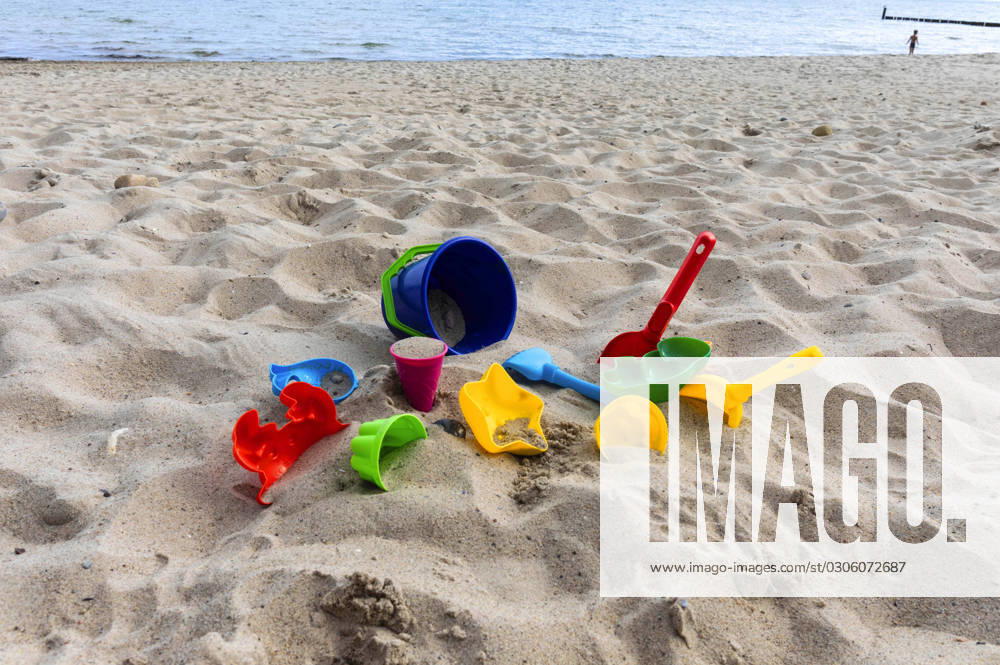 Sand toys Numerous people spend their summer vacations on sandy beaches As destinations for mass tourism, beaches often offer a variety of opportunities for relaxation, sports swimming, sunbathing and fun for children Symbol photo, symbol image Kellenhusen, 26 09 2023 Foto:xB.xSchubertx xFuturexImagex badestrand_3907