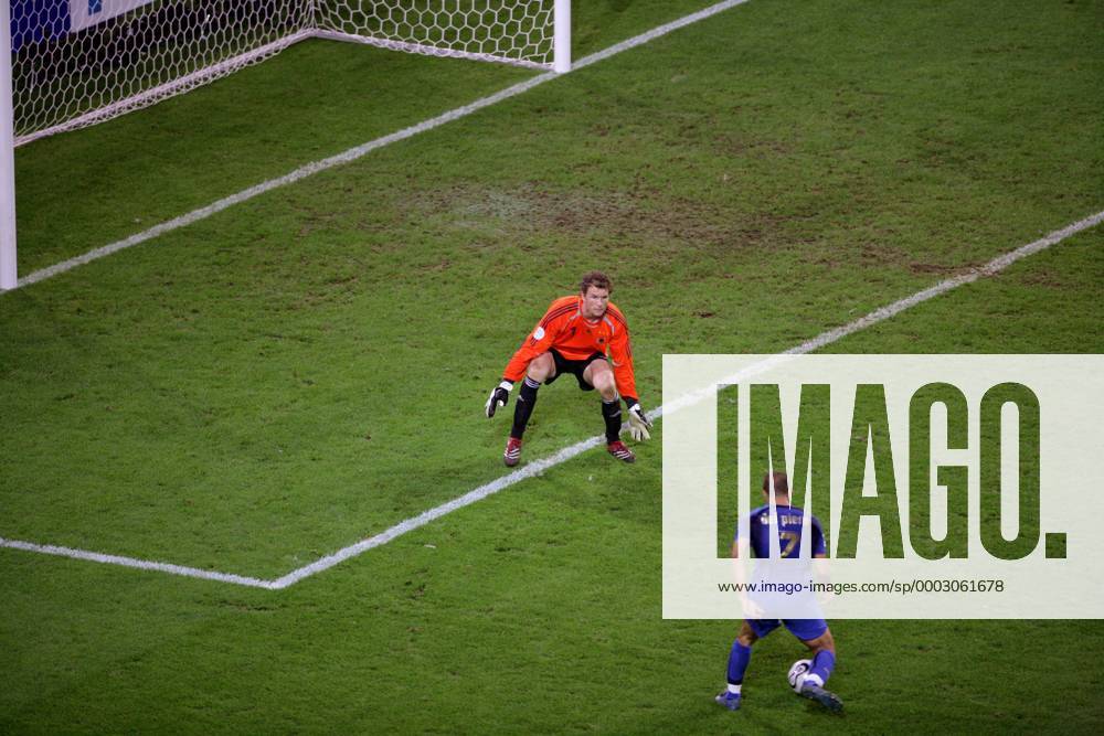 Torwart Jens Lehmann (Deutschland) kann allein gegen Alessandro del Piero (Italien) das 0:2 nicht verhindern (Serie 1 3) - Fußball Länderspiel Herren WM 2006, Nationalmannschaft, Nationaltrikot, Halbfinale Deutschland - Italien 0:2 n.V., Vdig Totale Dortmund Dynamik, Spannung, Fußball Länderspiel Herren WM 2006, Nationalmannschaft, Nationaltrikot, Halbfinale Deutschland - Italien 0:2 n.V., Vdig Totale Dortmund Dynamik, Spannung,