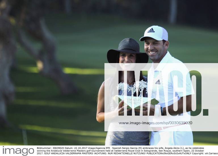 Spanish Sergio Garcia (R) embraces his wife, Angela Akins (L), as he celebrates winning the Andalucia Valderrama Masters golf tournament held at Valderrama Royal Club in Sotogrande, San Roque, southern Spain, 22 October 2017. GOLF ANDALUCIA VALDERRAMA MASTERS !ACHTUNG: NUR REDAKTIONELLE NUTZUNG!