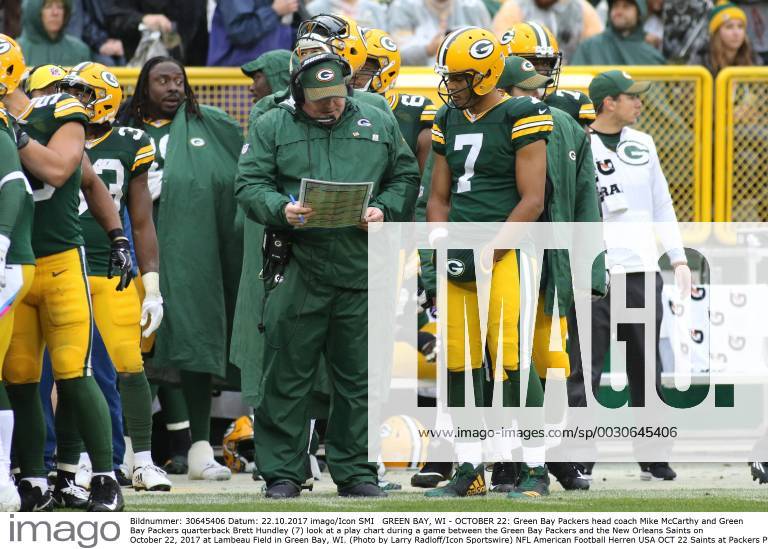 GREEN BAY, WI - OCTOBER 22: Green Bay Packers head coach Mike McCarthy and Green Bay Packers quarterback Brett Hundley (7) look at a play chart during a game between the Green Bay Packers and the New Orleans Saints on October 22, 2017 at Lambeau Field in Green Bay, WI. (Photo by Larry Radloff Icon Sportswire) NFL American Football Herren USA OCT 22 Saints at Packers Icon1710222196