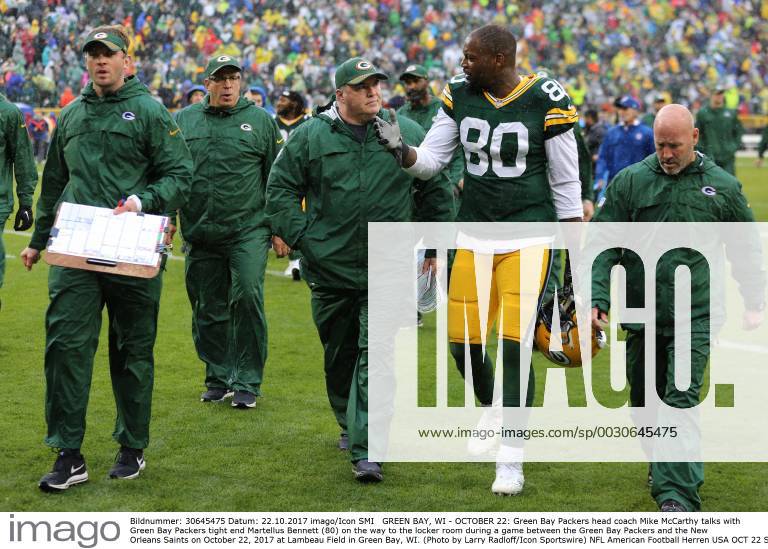 GREEN BAY, WI - OCTOBER 22: Green Bay Packers head coach Mike McCarthy talks with Green Bay Packers tight end Martellus Bennett (80) on the way to the locker room during a game between the Green Bay Packers and the New Orleans Saints on October 22, 2017 at Lambeau Field in Green Bay, WI. (Photo by Larry Radloff Icon Sportswire) NFL American Football Herren USA OCT 22 Saints at Packers Icon1710221662